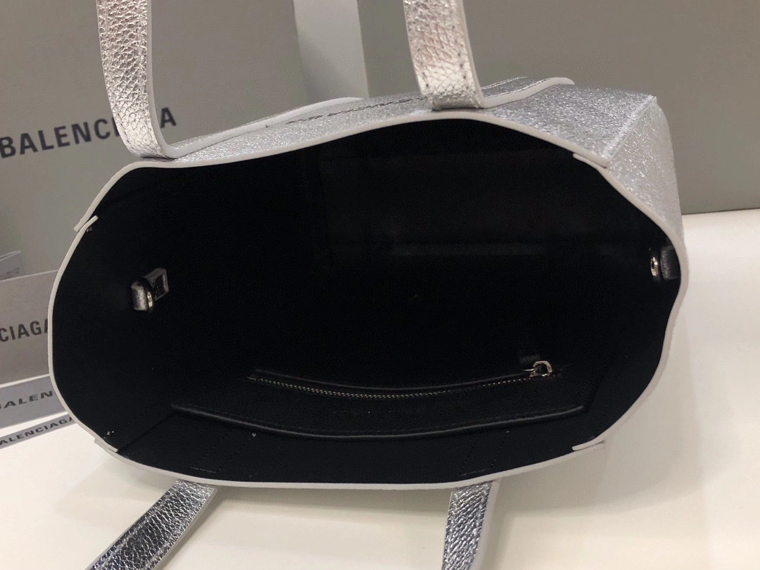B. everyday tote item:B-B00A2428